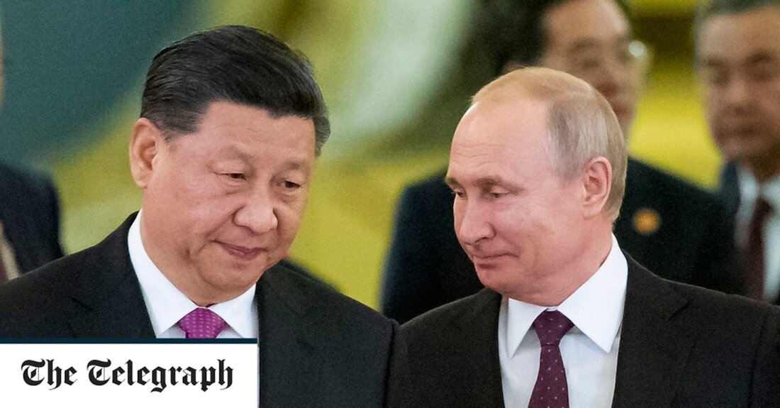 Der chinesische Präsident Xi Jinping wird sich zu einer dreitägigen Reise nach Moskau begeben, um offensichtlich seine Unterstützung für den russischen Präsidenten Wladimir Putin zu demonstrieren. Der von beiden Ländern am frühen Freitag angekündigte Besuch findet nächste Woche von Montag bis Mittwoch statt. Die Staats- und Regierungschefs werden „Fragen der Weiterentwicklung der umfassenden Partnerschaft und der strategischen Interaktion zwischen Russland und China“ erörtern sowie Meinungen „im Zusammenhang mit der Vertiefung der russisch-chinesischen Zusammenarbeit auf internationaler Ebene“ austauschen, sagte der Kreml in einer Erklärung. Sie werden auch „wichtige bilaterale Dokumente“ unterzeichnen, heißt es in der Erklärung. China hat eine „grenzenlose“ Freundschaft &hellip;
