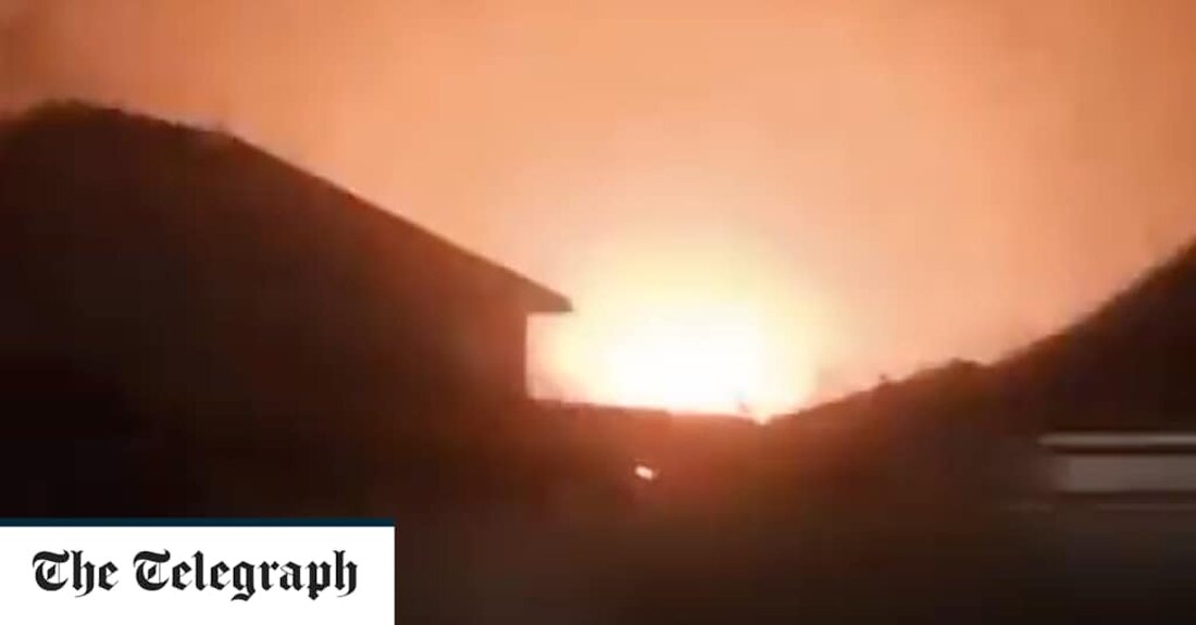 Das ukrainische Verteidigungsministerium teilte am Montag mit, dass eine Explosion in Dschankoi im Norden der Halbinsel Krim russische Marschflugkörper zerstört habe, die für den Einsatz der Schwarzmeerflotte des Kreml bestimmt seien. Die Raketen, die von Überwasserschiffen abgefeuert werden sollen, hätten eine Reichweite von mehr als 2.500 km (1.550 Meilen) an Land und 375 km auf See. „Eine Explosion in der Stadt Dzhankoi im Norden der vorübergehend besetzten Krim zerstörte russische Kalibr-KN-Marschflugkörper, als sie auf der Schiene transportiert wurden“, sagte die Hauptnachrichtendirektion des Ministeriums in Social-Media-Beiträgen. Ihor Ivin, der von Russland eingesetzte Leiter der Dzhankoi-Verwaltung, wurde mit den Worten zitiert, die &hellip;