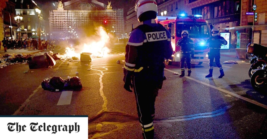 Allein in der Nacht zum Montag wurden in Paris mehr als 100 Menschen festgenommen Demonstranten verbrannten einige der schmorenden Müllberge von streikenden Müllarbeitern hinterlassen. Es kam, als Präsident Emmanuel Macron sich darauf vorbereitete, sein Schweigen zu brechen, als er seine Rentenreform ohne Abstimmung im Parlament durchsetzte, was die Demonstranten weiter verärgerte. Herr Macron wird sich in einem Fernsehinterview an die Nation wenden, teilte sein Büro am Dienstag mit, nachdem seine Regierung nach einer umstrittenen Rentenreform, die Massenproteste ausgelöst hatte, zwei Misstrauensvoten im Parlament abgewehrt hatte. Macrons Regierung nutzte eine verfassungsmäßige Maßnahme, um die Reform zu verabschieden, die das Rentenalter von &hellip;