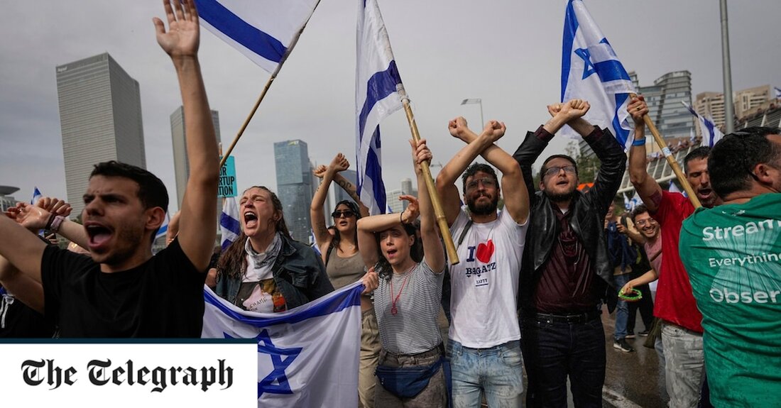 Benjamin Netanjahu war gezwungen, seinen Besuch in Großbritannien zu verschieben, da eine Reihe israelischer Piloten sich geweigert haben, ihn zu fliegen, so der Telegraph. Die israelische Regierung war nicht in der Lage, einen Piloten zu finden, der ihn nach London bringen könnte, nachdem Massenproteste gegen Netanjahus äußerst umstrittene Pläne zur Überarbeitung des israelischen Rechtssystems stattgefunden hatten. Berichten zufolge soll der Premierminister jedoch später am Donnerstag eine Erklärung zu den Reformen abgeben, und es häufen sich die Spekulationen, dass sein eigener Verteidigungsminister bereit ist, sich ihm zu widersetzen. Die innenpolitische Krise könnte möglicherweise dazu führen, dass Herr Netanjahu seinen Besuch in &hellip;