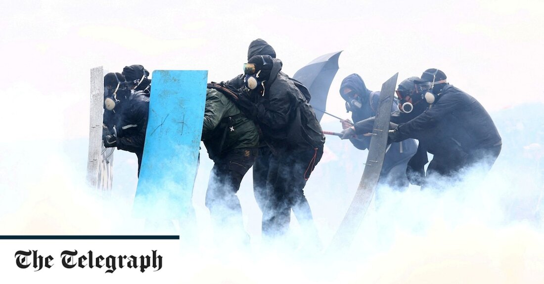 Französische Sicherheitskräfte stießen am Samstag mit Demonstranten zusammen, als Aktivisten versuchten, den Bau von Stauseen für die Agrarindustrie im Südwesten des Landes zu stoppen. Die gewalttätigen Szenen in Sainte-Soline in Westfrankreich folgten landesweiten Tagen gewalttätiger Proteste gegen die Rentenreform von Präsident Emmanuel Macron, die zur Absage eines Besuchs von König Karl III. Trotz eines offiziellen Verbots der Versammlung in Sainte-Soline nahmen Tausende von Menschen an einem „risikoreichen“ Protest gegen die Einrichtung einer neuen Wasserspeicherinfrastruktur für die landwirtschaftliche Bewässerung teil. Lokale Behörden sagten, dass mindestens 6.000 Menschen demonstrierten, während die Organisatoren auf etwa 25.000 schätzten. Mehr als 3.000 Angehörige der Sicherheitskräfte &hellip;