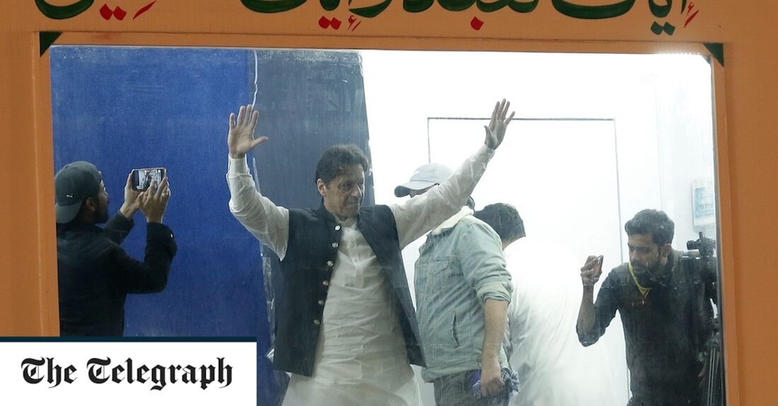 Imran Khan sprach am Sonntag bei seiner ersten Kundgebung, seit er bei einem Attentatsversuch erschossen wurde, aus der Sicherheit einer kugelsicheren Kiste vor Zehntausenden von Unterstützern. In seiner Rede in Lahore sagte Herr Khan, das Militär versuche, seine politische Karriere zu sabotieren, und sagte, seine Einmischung treibe das Land an den Rand einer wirtschaftlichen Katastrophe. Er rief auch erneut zu vorgezogenen Neuwahlen auf, trotz seiner Befürchtungen, dass er sein Leben aufs Spiel setzen würde, wenn er wieder in die Politik einsteigt. Im Gespräch mit The Telegraph vor der Kundgebung sagte er, das Verlassen seines Hauses sei zu einem „russischen Roulette“-Spiel &hellip;