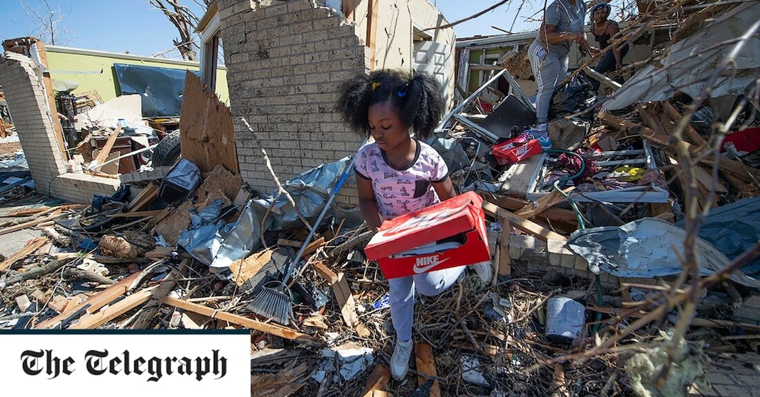 US-Präsident Joe Biden hat am Sonntag in Mississippi den Notstand ausgerufen, als sich die Region nach einem verheerenden Sturm auf Unwetter vorbereitete. Herr Biden ordnete die Veröffentlichung eines Bundeshilfspakets an, um die lokalen Wiederherstellungsbemühungen zu unterstützen, da er die aus Mississippi auftauchenden Bilder als „herzzerreißend“ bezeichnete. Das Paket umfasst Zuschüsse für vorübergehende Unterbringung, Hausreparaturen und kostengünstige Darlehen zur Deckung von nicht versicherten Vermögensschäden. „Wir werden alles tun, um zu helfen. Wir werden so lange da sein, wie es dauert“, sagte der Präsident. Such- und Bergungsteams nahmen die entmutigende Aufgabe wieder auf, durch die Trümmer von zerstörten und zerstörten Häusern und &hellip;