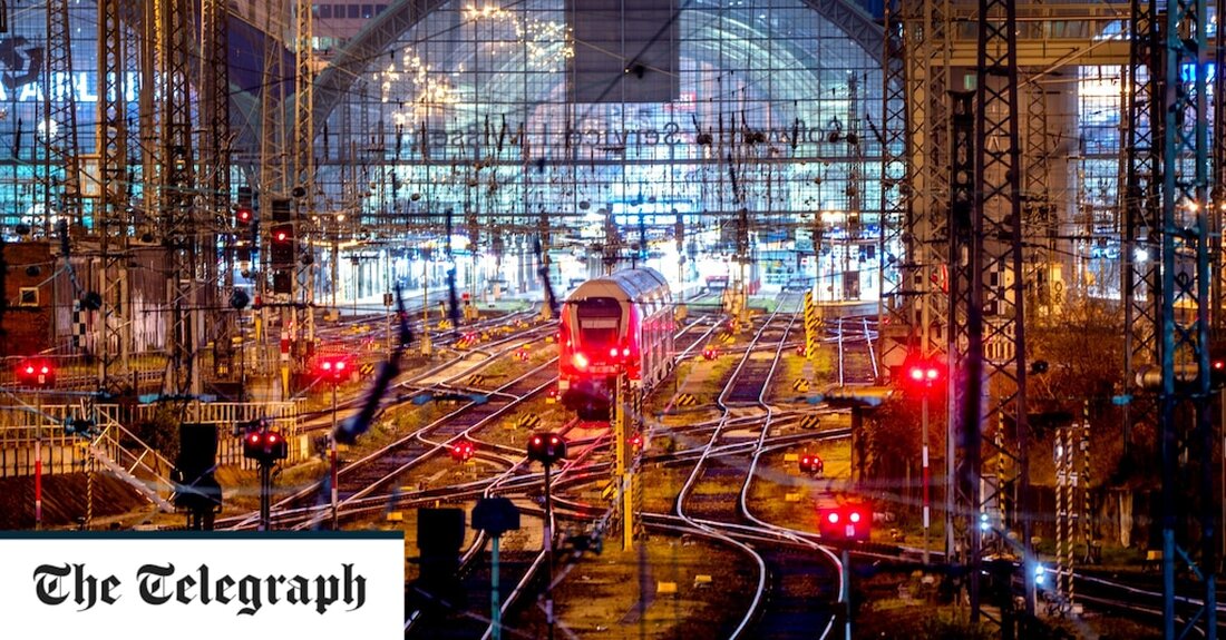 Deutschland wurde durch einen „Megastreik“ lahmgelegt, als sich zwei mächtige Gewerkschaften zusammenschlossen, um die Verkehrsinfrastruktur des Landes lahmzulegen. Deutsche Flughäfen und Bahnhöfe glichen am Montag Geisterstädten, als die Arbeiter in einem 24-Stunden-Streik ihre Werkzeuge niederlegten. In einem der größten Streiks seit Jahren wurden landesweit Flüge, Züge und Busse gestrichen. Die Tarifgewerkschaft Verdi, die 2,5 Millionen Beschäftigte vertritt, hat gemeinsam mit der Verkehrsgewerkschaft EVG zum Megastreik aufgerufen. Die Gewerkschaften fordern Lohnerhöhungen von bis zu 10,5 Prozent für ihre Arbeiter, um die wütende Inflation auszugleichen, die durch Russlands Krieg gegen die Ukraine ausgelöst wurde. Ziel sei es, &#8222;den Arbeitgebern unmissverständlich klarzumachen, dass &hellip;