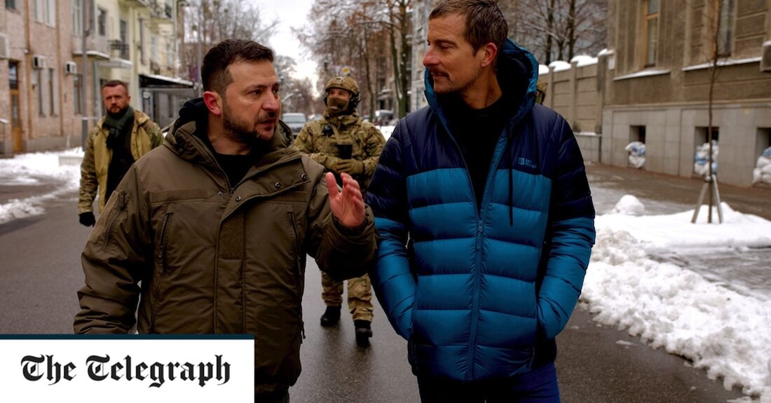 Wolodymyr Zelenskys Sicherheitsteam stürzte sich auf Schokolade, die ihm von Bear Grylls angeboten wurde, weil er befürchtete, der Überlebensexperte könnte versucht haben, den ukrainischen Präsidenten zu vergiften. Grylls bot Herrn Zelensky ein Quadrat von Cadbury&#8217;s an, um während ihres ersten Treffens auf einer Reise in die Ukraine, um einen neuen Dokumentarfilm zu drehen, „das Eis zu brechen“ – aber das Sicherheitsteam des Präsidenten war nicht erfreut. Sie lehnten das Opfer ab, falls Grylls, 48, versuchte, Herrn Zelensky zu ermorden. „Ich verstehe“, sagte Grylls am Montag gegenüber Good Morning Britain, als er über seine neue Channel-4-Dokumentation „Bear Grylls Meets President Zelensky“ &hellip;