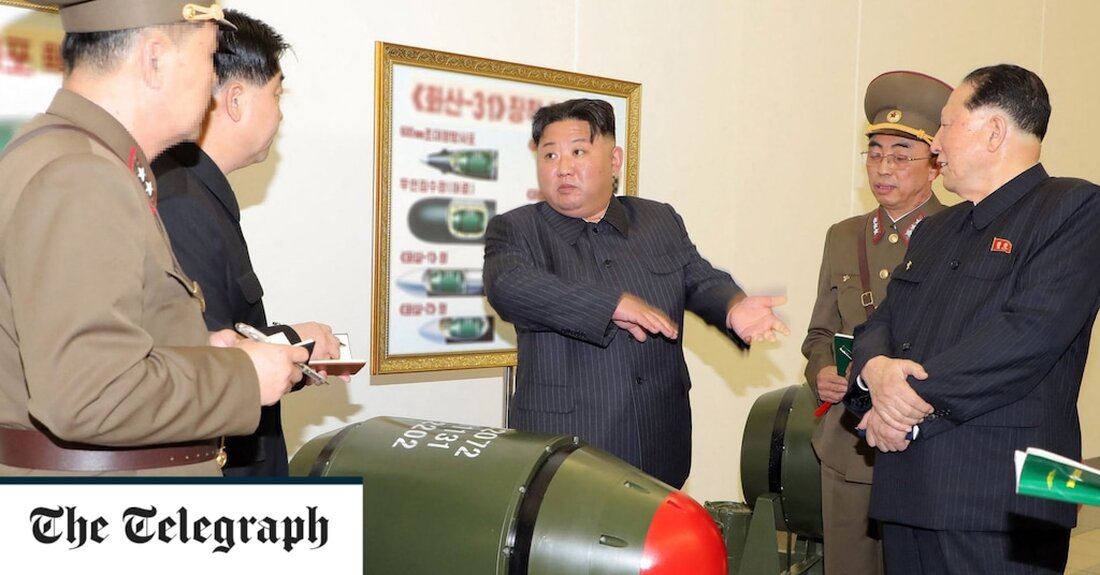 Nordkorea hat zum ersten Mal kleinere Atomsprengköpfe enthüllt, von denen es behauptet, dass sie in der Lage sind, seine Nachbarn zu treffen. Am Dienstag wurden Fotos veröffentlicht, die Kim Jong Un bei der Inspektion der neuen, kleineren Atomsprengköpfe während eines Besuchs im Nuclear Weapons Institute zeigen. Er nutzte den Besuch, um zum Einsatz von Massenvernichtungswaffen „jederzeit und überall“ aufzurufen. Nordkorea behauptet seit langem, taktische Atomwaffen zu besitzen, mit denen das benachbarte Südkorea angegriffen werden könnte. Die neuen Fotos der Sprengköpfe und ihre Fähigkeiten bleiben unbestätigt. Kim hat gefordert, die Produktion von waffenfähigem Nuklearmaterial auszuweiten, um eine „exponentielle Steigerung des Nukleararsenals“ &hellip;
