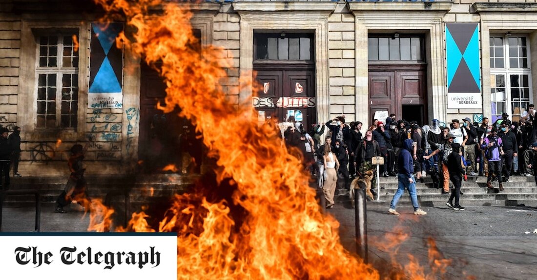 Vor dem Rathaus von Bordeaux hat sich eine Menschenmenge versammelt. Menschen fotografieren die Wände und Türen, die am Wochenende in Brand gesteckt wurden. Sie stehen immer noch, aber jetzt mit Blasen und schwarz. Rony Bertrand, 60, schüttelt bestürzt den Kopf über die Schäden an dem Gebäude, das 1784 fertiggestellt wurde und die Französische Revolution überlebte. „Es ist jetzt so normal geworden, dass Dinge zerstört werden, es macht mich krank“, sagt Bertrand. „Wer soll das bezahlen? Die Leute von Bordeaux sind, das ist wer.“ Philippe Rouchon, 56, der im Bereich Brandschutz arbeitet, sagt: „Es tut mir weh, das zu sehen, meine &hellip;