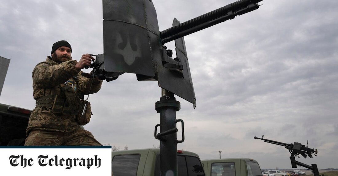 Laut angeblich durchgesickerten US-Dokumenten könnte einem Eckpfeiler der ukrainischen Luftverteidigung diese Woche die Munition ausgehen. Es deutete darauf hin, dass Kiew eine massive Raketeninjektion seiner Verbündeten benötigte, um zu verhindern, dass Wladimir Putin seine Luftwaffe entfesselt. Die Dokumente wurden letzte Woche online gestellt und sollen die Analyse des Pentagon über die Fähigkeiten der Ukraine und Russlands auf dem Schlachtfeld darlegen. Nahezu 90 Prozent der ukrainischen Luftverteidigung basieren auf S-300- und Buk-Langstrecken-Boden-Luft-Systemen aus der Sowjetzeit, die auf die meisten Flugzeuge und ankommenden Marschflugkörper und ballistischen Raketen abzielen können. Laut einem Memo vom 28. Februar könnten die ukrainischen Bestände an Buk-Raketen jedoch &hellip;