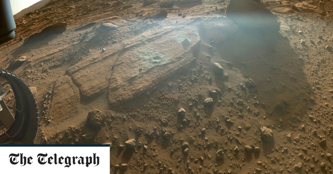 Die Nasa hat vielleicht die ersten Beweise für Leben auf dem Mars gesammelt … aber wir werden zehn Jahre brauchen, um das herauszufinden. Letzte Woche bohrte der Perseverance-Rover der Nasa in einen Felsvorsprung – genannt Berea –, der sich wahrscheinlich aus Ablagerungen gebildet hat, die von einem alten Fluss stromabwärts getragen wurden, der weit über den Jezero-Krater hinausfloss, den der Rover erkundet hat. Das Gestein ist sedimentär und besteht aus Karbonatmineralien, die auf der Erde oft Fossilien enthalten. Die Nasa plant, die Proben zur Erde zu bringen, zusammen mit Dutzenden anderen, die sie aus dem Jezero-Krater sammelt – dem Standort &hellip;