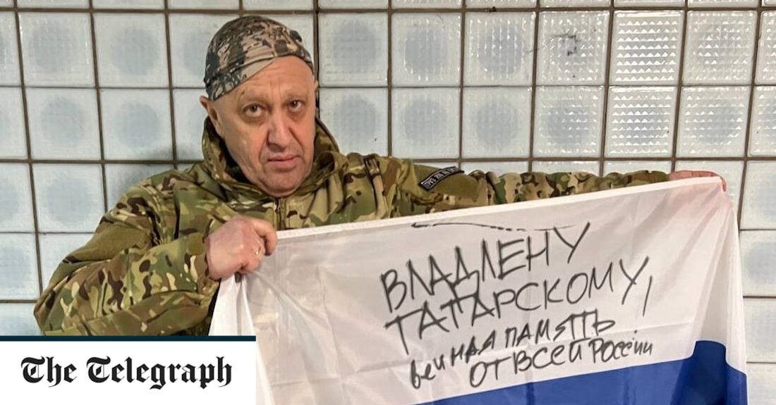 Yevgeny Prigozhin, der Chef der Wagner-Söldnergruppe, hat zu Ehren eines ermordeten russischen Militärbloggers eine Flagge gehisst, als er den „Sieg“ im kriegszerrütteten Bakhmut behauptete. In einem am Sonntag auf Telegram veröffentlichten Video behauptete er, dass über der Stadt eine russische Flagge mit der Aufschrift „Gute Erinnerung an Vladlen Tatarsky“ gehisst worden sei – und bezog sich damit auf den ultranationalistischen Kriegsberichterstatter, Kämpfer und Propagandisten, der in St Petersburg am Sonntag. „Das ist das Gebäude der Stadtverwaltung und das ist die russische Flagge. Das ist für Tatarsky, sein gutes Gedächtnis“, sagte er in einem körnigen Video, das mit einer Kamera mit &hellip;