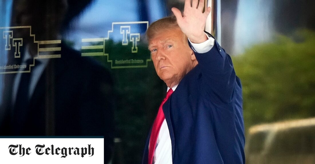 Liest man seinen Social-Media-Feed, könnte man vermuten, dass Donald Trump in den letzten Tagen einen Schlaganfall erlitten hat. In Wirklichkeit war er allem Anschein nach relativ ruhig in Bezug auf sein bevorstehendes Erscheinen vor Gericht. Am Freitag ging er zu einer Einweihungsparty, die von einem befreundeten Milliardär und Finanzier in Florida veranstaltet wurde. Anschließend spielte er sowohl am Samstag als auch am Sonntag im Trump International Golf Club Golf, lächelte und wirkte gut gelaunt, als er mit seinem Golfwagen fuhr und einen Make America Great Again-Hut trug. Seine Stimmung wurde wahrscheinlich durch Umfragen gehoben, die zeigten, dass er im Rennen &hellip;