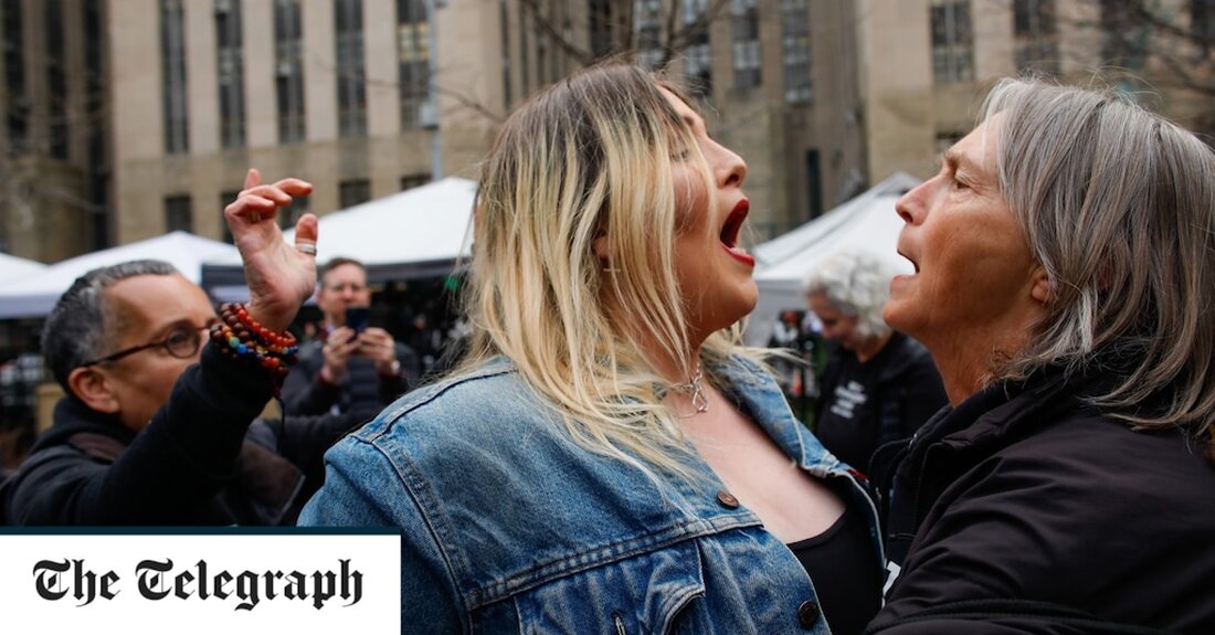 Eine der wichtigsten Unterstützerinnen von Donald Trump beschuldigte die Demokraten, eine „Partei der Gewalt“ zu sein, und musste vor ihrem eigenen Protest fliehen, als die Szene vor dem Gericht in Manhattan ins Chaos geriet. Die Firebrand-Kongressabgeordnete Marjorie Taylor Greene, die als Trumps Laufkameradin 2024 angepriesen wurde, veranstaltete eine kurze Kundgebung, aber es war schwer, sie über dem Andrang der Demonstranten zu hören. „Ich möchte den patriotischen Trump-Anhängern danken, die heute hier sind“, sagte Frau Greene durch ein Megaphon und löste einen Jubelschrei und Gesänge von „USA!“ aus. Sie wurde niedergeschrien, Frau Greene sagte: „Das ist eine Farce. Wir sind die &hellip;