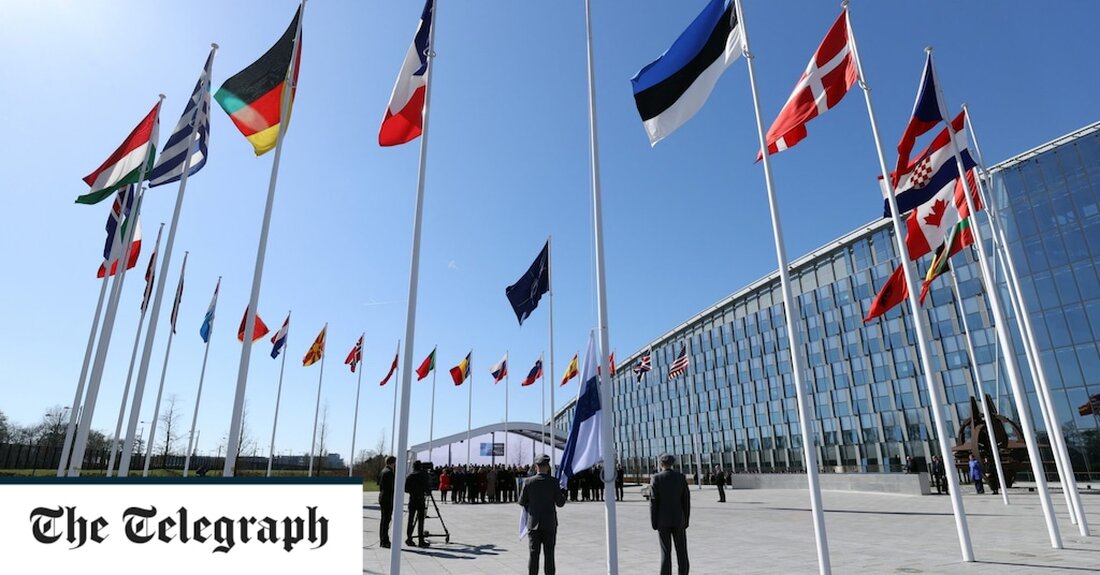 Russland hat mit „Gegenmaßnahmen“ gedroht, nachdem Finnland offiziell der Nato beigetreten ist. Finnland wurde in einer Zeremonie im NATO-Hauptquartier in Brüssel das 31. Mitglied des Militärbündnisses. Der Schritt beendet die jahrzehntelange finnische Neutralität und verlängert die Länge der direkten Grenze der Nato zu Russland um mehr als das Doppelte. Der finnische Außenminister Pekka Haavisto schloss den Beitrittsprozess ab, indem er dem US-Außenminister Antony Blinken ein offizielles Dokument überreichte. Finnlands Flagge wurde entrollt und andere Außenminister der Allianz, die zu einem jährlichen Gipfeltreffen im Hauptquartier anwesend waren, gratulierten ihrem neuesten Verbündeten. „Wir heißen Finnland in der Allianz willkommen“, sagte Nato-Generalsekretär Jens &hellip;