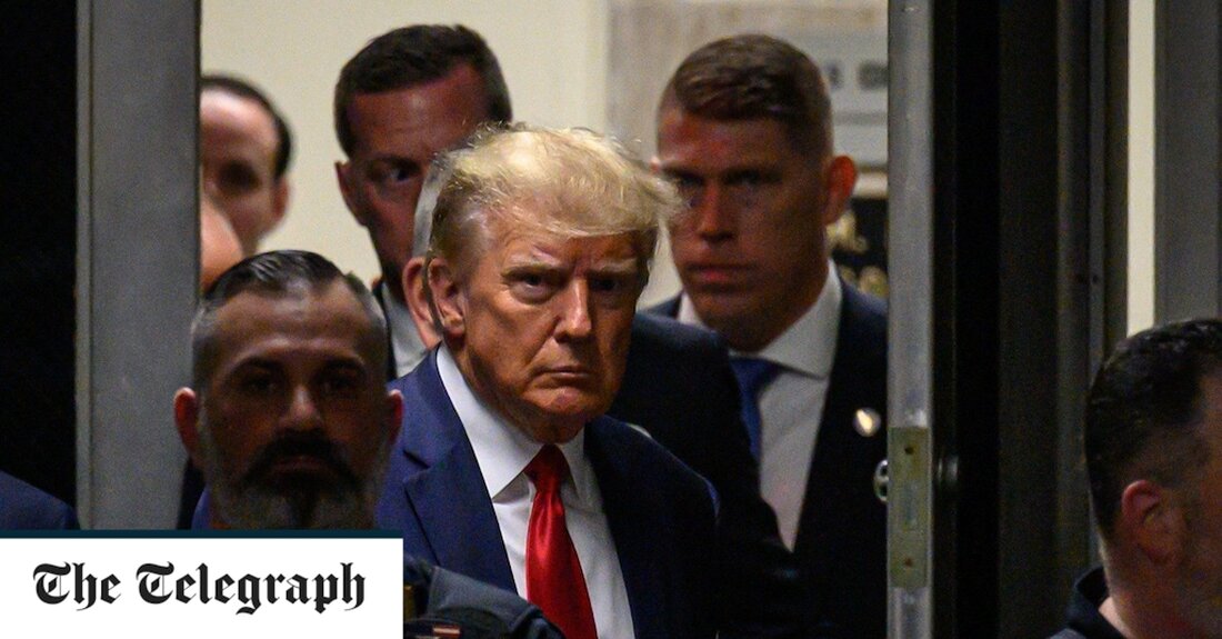 Während sich eine frühere Generation von Amerikanern für die Mondlandung um ihre Sets versammelte, schalteten Millionen am Dienstag ein, um Trumps historischen Gang zum Gerichtsgebäude zu sehen. Ein kleiner Schritt für einen Präsidenten, ein riesiger Perp-Walk für die Menschheit – obwohl er ganz anders behandelt wurde als ein durchschnittlicher Angeklagter. Handschellen waren unnötig, weil er kein Fluchtrisiko darstellte. Auf ein Fahndungsfoto sei verzichtet worden, sagte sein Verteidigungsteam, denn sein Gesicht sei das bekannteste der Welt. Es gibt nicht viele Staaten im demokratischen Westen, die den führenden Oppositionskandidaten verhaften würden, aber es gibt auch nicht viele, in denen der Angeklagte nach &hellip;