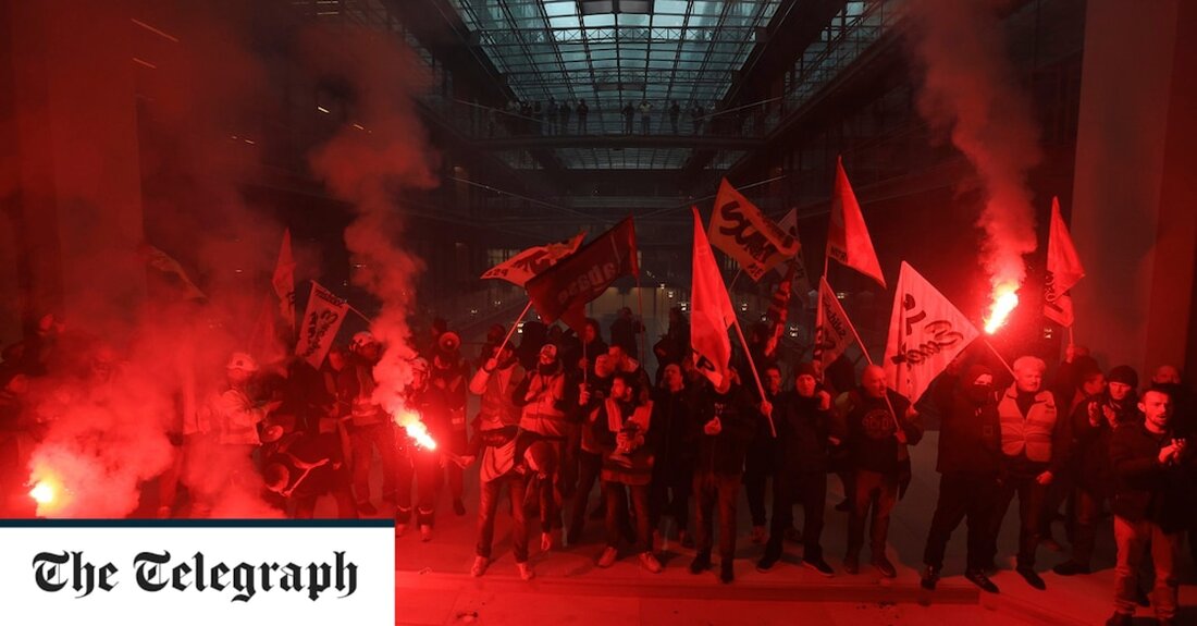 Aus Protest gegen die Rentenreform von Emmanuel Macron sind am Donnerstag Dutzende Gewerkschafter in die Büros der US-amerikanischen Investmentfirma BlackRock eingedrungen. Mitglieder der Eisenbahnergewerkschaft zündeten Feuerwerkskörper im Atrium des Centorial-Gebäudes in der Nähe der Grands Boulevards der Hauptstadt und füllten es mit Rauch. Ein Demonstrant sagte, das Gebäude sei wegen der privaten Pensionsfondsaktivitäten von BlackRock ins Visier genommen worden, angesichts seiner Investitionen in Unternehmen, die der Umwelt schaden, wie etwa Ölgesellschaften. Dem Vorsitzenden von BlackRock wurde nach Angaben des Europäischen Parlaments in der Vergangenheit auch vorgeworfen, Lobbyarbeit geleistet zu haben, um das französische Rentenmodell zu brechen. Francoise Onic, eine 51-jährige &hellip;