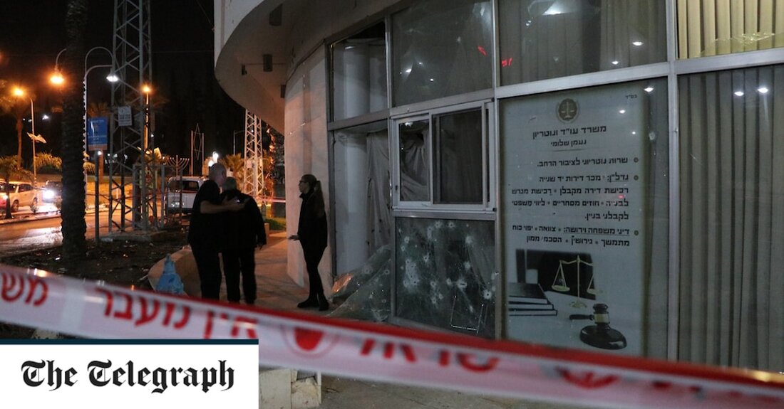 Zwei israelische Schwestern wurden getötet und ihre Mutter wurde schwer verletzt, nachdem ein mutmaßlicher palästinensischer Angreifer am Freitag in der Nähe einer Siedlung im Westjordanland inmitten hoher Spannungen nach einer Nacht mit Luftangriffen auf den Libanon und den Gazastreifen das Feuer eröffnet hatte Die beiden Schwestern, die beide in den Zwanzigern waren, wurden laut israelischen Medien am Freitag in der Nähe einer israelischen Siedlung im Jordantal erschossen. Als Reaktion auf den Angriff rief der israelische Militärchef eine nicht näher bezeichnete Anzahl von Reservisten der Luftwaffe – nämlich Kampfjetpiloten, Drohnenbetreiber und andere Flugzeugbesatzungen – als Reaktion auf die Schießerei an, die &hellip;