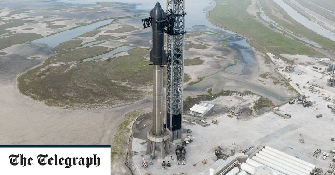 SpaceX steht kurz davor, sein Raumschiff – die stärkste jemals gebaute Rakete – in die Umlaufbahn zu schicken, um die Realität des Lebens auf dem Mars zu testen. Das Unternehmen hofft, am Montag eine Startprobe durchführen zu können, die Gründer Elon Musk seinem Traum, den Roten Planeten zu kolonisieren, einen Schritt näher bringt. SpaceX veröffentlichte diese Woche Fotos des riesigen Raumschiffs, das Astronauten zum Mond und darüber hinaus schicken soll, auf seiner Startrampe am Firmensitz in Boca Chica, Texas. „Raumschiff voll gestapelt in Starbase“, sagte SpaceX in einem Tweet. „Das Team arbeitet auf eine Startprobe nächste Woche hin, gefolgt von &hellip;