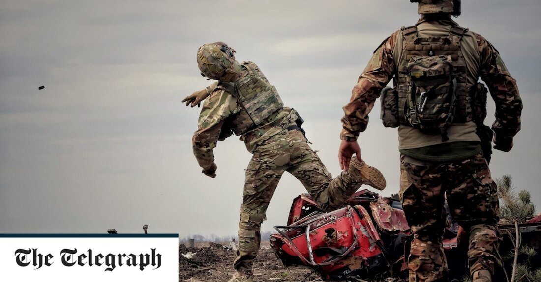 Berichten zufolge war die Ukraine aufgrund des Durchsickerns hochsensibler US-Geheimdienste gezwungen, ihre Pläne für ihre bevorstehende Gegenoffensive zu ändern. Ein namentlich nicht genannter Beamter, der dem ukrainischen Präsidenten Wolodymyr Selenskyj nahe steht, sagte CNN am Montag, dass Kiew einige seiner Pläne überdenken müsse, nachdem eine Fülle geheimer Pentagon-Dokumente online veröffentlicht worden sei. Sie erklärten nicht, wie. Das ukrainische Verteidigungsministerium neckte die Offensive am Wochenende mit einem Video, das Soldaten zeigt, die westliche Waffen und Ausbildung erhalten. „Was die meisten Armeen Monate brauchen, um es zu lernen, hat unsere Armee in Wochen gemeistert“, hieß es unter dem Slogan: „Der Frühling kommt“. &hellip;