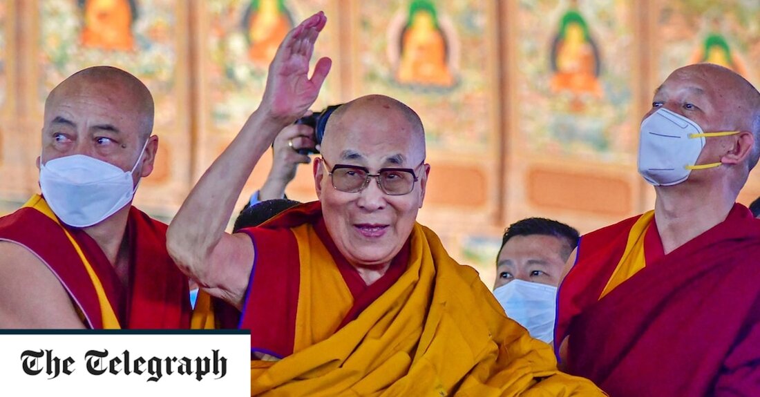 Der tibetische spirituelle Führer, der Dalai Lama, entschuldigte sich am Montag, nachdem ein Video, in dem er einen Jungen bat, an seiner Zunge zu lutschen, eine Gegenreaktion in den sozialen Medien ausgelöst hatte. Das Video, das viral geworden ist, zeigt den 87-jährigen Dalai Lama, der dem Jungen einen Kuss auf die Lippen drückt, während er sich vorbeugt, um seinen Respekt zu erweisen. Der buddhistische Mönch streckt dann seine Zunge heraus, als er das Kind bat, daran zu saugen. „Kannst du an meiner Zunge saugen“, hört man ihn den Jungen im Video fragen. Das Video stammt von einer Veranstaltung in McLeod &hellip;