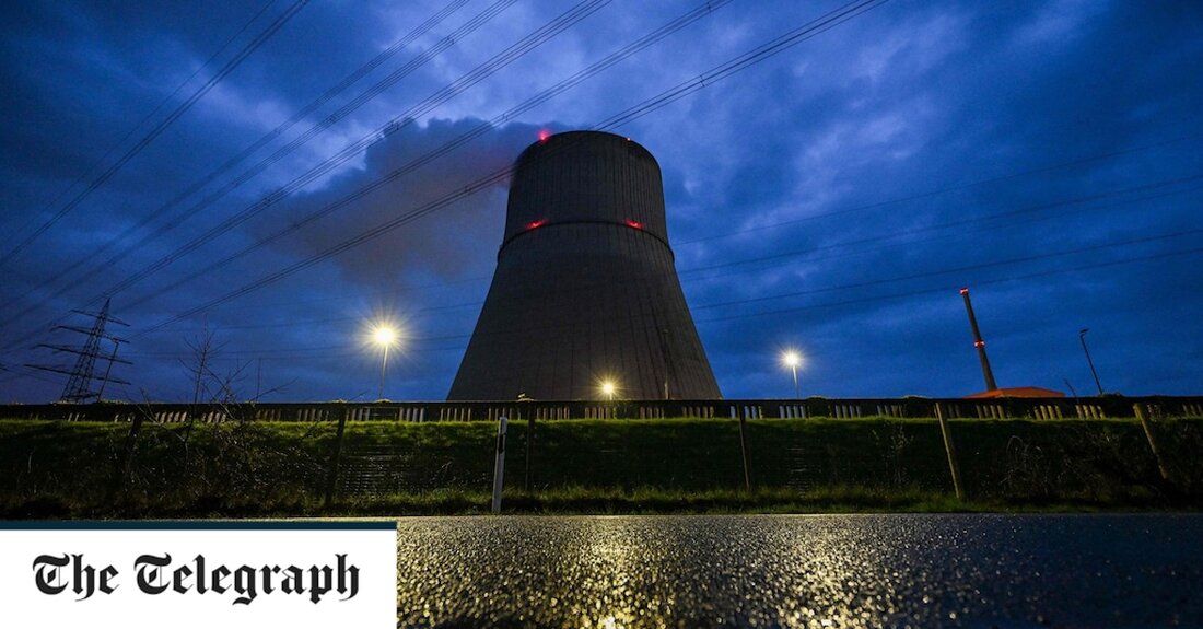 Deutschland ist erst das dritte europäische Land, das am Samstag seine Kernenergieversorgung abgeschaltet hat, als seine letzten drei Reaktoren endgültig vom Netz genommen wurden. Das Ende der deutschen Kernenergie, ein Prozess, der von der ehemaligen Bundeskanzlerin Angela Merkel nach der Katastrophe von Fukushima im Jahr 2011 eingeleitet wurde, kam gleichzeitig mit dem Versuch des Landes, sich von fossilen Brennstoffen abzukoppeln und eine durch den Krieg in der Ukraine verursachte Energiekrise zu bewältigen. Eine kleine Gruppe von Atomkraft-Demonstranten hat sich am Samstag vor dem Brandenburger Tor versammelt, um gegen das Ende des deutschen Atomzeitalters zu protestieren. Auf dem regennassen Pariser Platz &hellip;