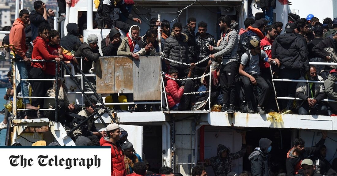 Italiens rechte Regierung hat nach einem starken Anstieg der Migrantenströme über das Mittelmeer den sechsmonatigen nationalen Notstand ausgerufen. Premierministerin Giorgia Meloni sagte, das Dekret würde eine „effizientere und zeitnahere Verwaltung“ der Ströme ermöglichen. Dies bedeutet, dass Rom die normalen öffentlichen Ausschreibungsverfahren der EU und bestimmte Vorschriften umgehen kann, um schnell Strukturen für die Unterbringung, Bearbeitung und Rückführung von Migranten aufzubauen. Die Regierung hat 5 Millionen Euro für die Maßnahme bereitgestellt, die auch die Ernennung eines Sonderbeauftragten vorsieht. Seit am 26. Februar ein Flüchtlingsboot vor der Küste Kalabriens auf Grund gelaufen ist und mehr als 90 Tote gefordert hat, ist der &hellip;