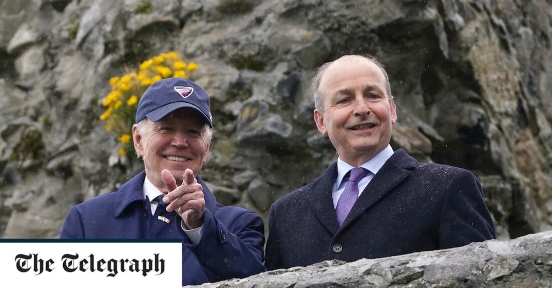 Joe Biden gab am Mittwoch ein seltenes Bekenntnis zu seinen englischen Wurzeln ab, um zu zeigen, dass er seine Verbindungen zu Großbritannien nicht ausgeschrieben hatte. Der Präsident hielt eine Rede an der Ulster University auf seiner Whistle-Stop-Tour durch Belfast, bevor er zu einer dreitägigen Reise südlich der Grenze aufbrach, wo er sein irisches Erbe erkunden werde, und scherzte, britische Freunde hätten ihm gesagt, er sei wirklich Engländer. Herr Biden sagte, dass er als Vizepräsident neben dem britischen Botschafter gelebt habe, den er nicht nannte. Er sagte, während der letzten Reise des Botschafters, bevor er nach Washington zurückkehrte, um seine Amtszeit &hellip;