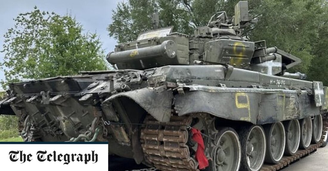 Ein russischer Armeeoffizier wurde festgenommen, weil er angeblich die Motoren aus T-90-Kampfpanzern gestohlen hatte. Die Zeitung „Kommersant“ berichtete, dass Oberst Alexander Denisov beschuldigt wird, zwischen November 2021 und April 2022 sieben V-92S2-Motoren im Wert von 20,5 Millionen Rubel (rund 200.000 Pfund) gestohlen zu haben. Oberst Denisov, der für die technische Unterstützung von Panzern im südlichen Militärbezirk zuständig ist, wurde letzten Monat in der Nähe von Rostow in Südrussland festgenommen und des „Diebstahls von Teilen, die für den Einbau in Panzer bestimmt waren“ angeklagt. Korruption plagt Russland, insbesondere beim Militär, und wird beschuldigt, die russische Armee seit Beginn ihrer Invasion in &hellip;