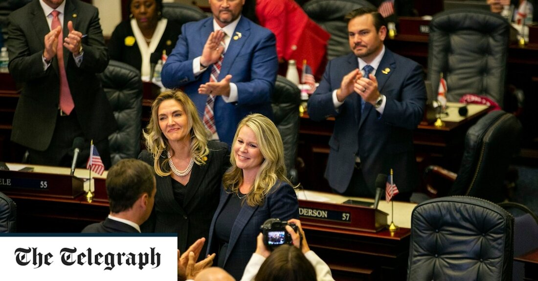 Florida ist dem Verbot von Abtreibungen für Frauen, die länger als sechs Wochen schwanger sind, einen Schritt näher gekommen, nachdem die Politiker des Bundesstaates ein umstrittenes Gesetz verabschiedet und Gouverneur Ron DeSantis am Donnerstag unterzeichnet hatten. Der Staat kann die Abbruchregeln nicht von der derzeitigen 15-Wochen-Grenze herabsetzen, bis der Oberste Gerichtshof des Staates seinen vorherigen Präzedenzfall zur Abtreibung aufhebt. Mehr als ein Dutzend Staaten hatten die Abtreibung bereits vollständig verboten, nachdem der Oberste Gerichtshof letztes Jahr Roe gegen Wade aufgehoben hatte, und Frauen aus dem Süden der Vereinigten Staaten sind nach Florida gereist. Ein sechswöchiges Verbot würde Herrn DeSantis einen &hellip;