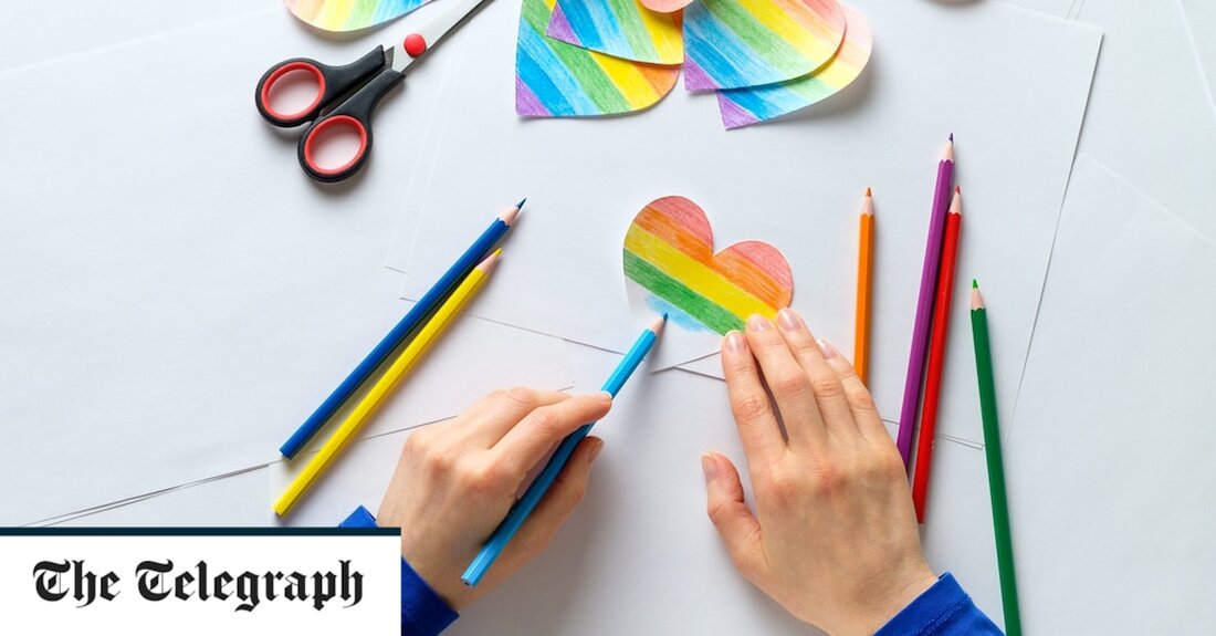 Ungarn würden ermutigt, ihre Nachbarn zu melden, wenn sie sie verdächtigen, Transgender-Kinder großzuziehen, gemäß einem neuen Gesetz, das diese Woche von der ungarischen Regierung verabschiedet wurde. Die Menschen könnten eine offizielle Beschwerde gegen Eltern einreichen, bei denen festgestellt wird, dass sie das Recht ihrer Kinder auf „eine ihrem Geschlecht angemessene Identität bei der Geburt“ verletzen. In der Verfassung des Landes ist die Ehe als Partnerschaft zwischen einem Mann und einer Frau verankert, wobei die Adoption von Kindern durch gleichgeschlechtliche Paare von der Regierung von Viktor Orban effektiv verboten wurde. Es hat auch die Rechte der LGBTQ-Gemeinschaft eingeschränkt, eine Politik, für &hellip;