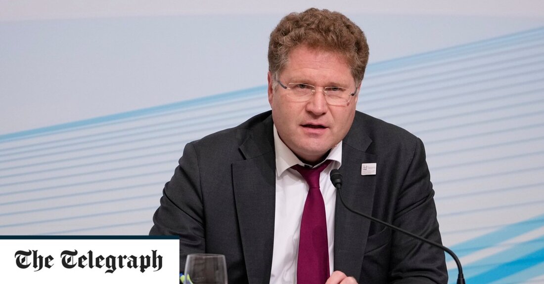 Deutschlands Grünen wird wegen eines Jobs-for-Friends-Skandals im Wirtschaftsministerium „grotesker Akt der Vetternwirtschaft“ vorgeworfen. Die Opposition und führende Medien rufen dazu auf, bei dem mächtigen Ministerium, das sowohl für Wirtschafts- als auch für Klimapolitik zuständig ist, Köpfe zu rollen, nachdem ein hochrangiger Berater seinen Trauzeugen für einen Spitzenposten in der Regierung empfohlen hat. Im Mittelpunkt der Affäre steht Patrick Graichen, Staatssekretär für Energie- und Klimafragen und Berater des deutschen Vizekanzlers Robert Habeck. Herr Graichen mit dem Spitznamen Mr. Energiewende gilt weithin als Kopf hinter Berlins umstrittenem Plan, Gasheizungen ab dem nächsten Jahr zu verbieten. Seine engen Verbindungen zu Umweltlobbyisten haben jedoch &hellip;