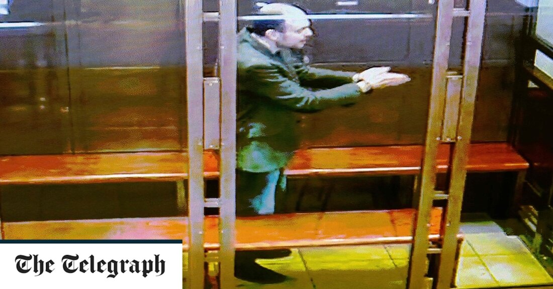 Der unverblümte Kremlkritiker Wladimir Kara-Murza wurde von einem Moskauer Gericht zu 25 Jahren Haft verurteilt, nachdem es ihn des Hochverrats und anderer von ihm bestrittener Straftaten für schuldig befunden hatte. Der prominente Oppositionsaktivist, der zweimal Vergiftungen überlebte, sprach sich jahrelang gegen Präsident Wladimir Putin aus und setzte sich bei westlichen Regierungen dafür ein, Sanktionen gegen Russland und einzelne Russen wegen angeblicher Menschenrechtsverletzungen zu verhängen. Es gilt als das härteste Urteil seiner Art seit dem Einmarsch Russlands in die Ukraine. Kara-Murza, 41, ist Vater von drei Kindern und ehemaliger Journalist mit russischem und britischem Pass. James Cleverly verurteilt Überzeugung Das britische &hellip;