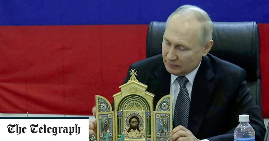 Wladimir Putin hat zum ersten Mal seit über einem Jahr des Krieges in der Ukraine die besetzte Region Cherson besucht, inmitten von Berichten über einen möglichen russischen Rückzug. Der Kreml veröffentlichte am Dienstag undatierte Aufnahmen und Fotos des russischen Präsidenten, der das Hauptquartier seiner Streitkräfte in der Region Cherson sowie in Luhansk besuchte. Die spärlichen Szenen in den Videos machten es schwierig, den Ort oder sogar das Datum des Besuchs zu identifizieren, aber Herr Putins Versprecher über das „bevorstehende“ Ostern deutet darauf hin, dass er wahrscheinlich letzte Woche dort war, vor dem russisch-orthodoxen Osterfest am vergangenen Sonntag. Als Zeichen der &hellip;