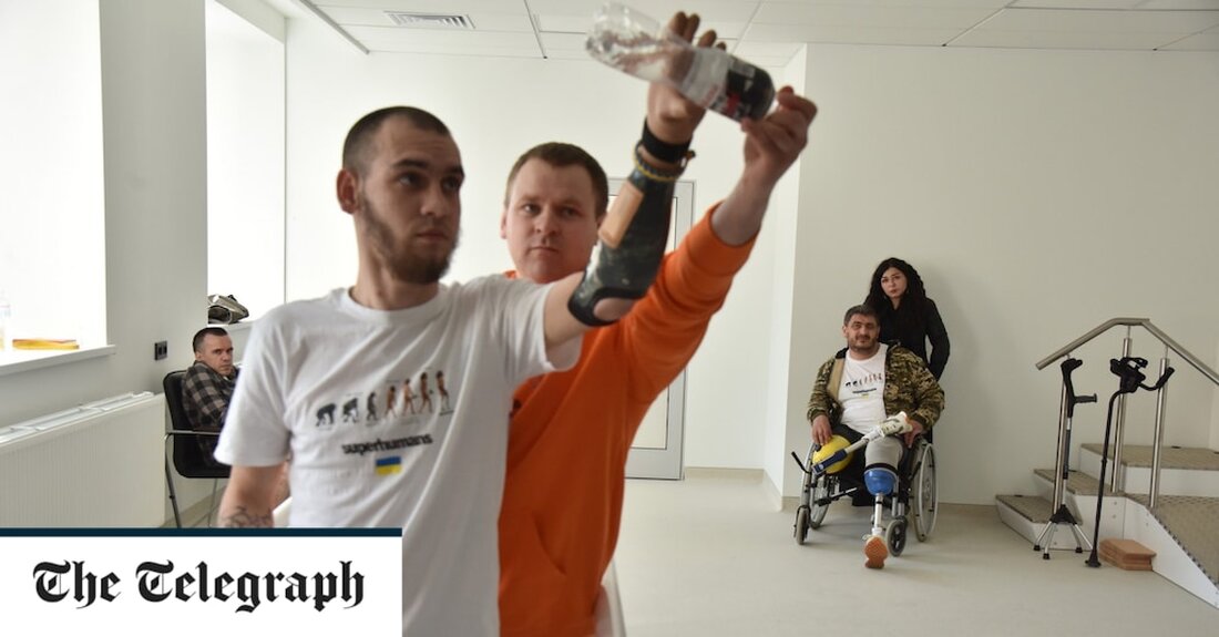 Eine neue medizinische Einrichtung in der Ukraine bietet Menschen die Möglichkeit, Arm- und Beinprothesen für einige der geschätzten 12.000 Opfer des Krieges gegen Russland zu kaufen. Rund 80 Prozent der Kämpfer, die Gliedmaßen verloren haben, wollen zu den Kämpfen zurückkehren, wurde dem Telegraph mitgeteilt. Das medizinische Zentrum Superhumans, das am 14. April eröffnet wurde, bietet Bürgern und Soldaten, die im Krieg in der Ukraine schwer verletzt wurden, Wiederaufbau, Rehabilitation und Prothesen. Die Einrichtung sammelt Spenden für Prothesen und soll einen Online-Shop eröffnen, in dem Menschen ein Bein oder einen Arm für einen ukrainischen Patienten kaufen können. Andrey Stavnitser, Mitbegründer der &hellip;