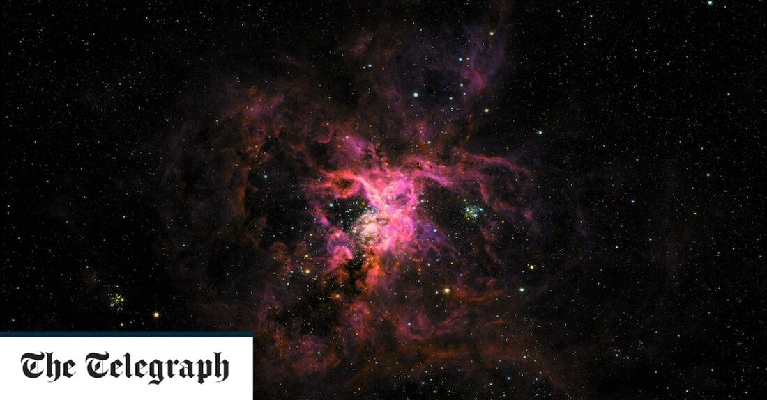 Britische Astronomen haben ein ballongetragenes Teleskop gestartet, um die Geheimnisse der Dunklen Materie zu erforschen. Das Super-pressure Balloon-borne Imaging Telescope (SuperBIT) wurde von einem mit Helium gefüllten NASA-Wissenschaftsballon von der Größe eines Fußballstadions an den Rand des Weltraums geflogen. Es startete Anfang dieser Woche von Wānaka, Neuseeland (Aotearoa), nach einer zweijährigen Verzögerung aufgrund der Covid-Pandemie. Das Teleskop untersucht, ob Teilchen dunkler Materie voneinander abprallen können, indem es die dunkle Materie kartiert, die die Kollision von Galaxienhaufen umgibt. Während dunkle Materie unsichtbar ist, kann SuperBIT ihre Position kartieren, indem es vorbeiziehende Lichtstrahlen mit einer als Gravitationslinseneffekt bekannten Technik krümmt. Die Theorie &hellip;