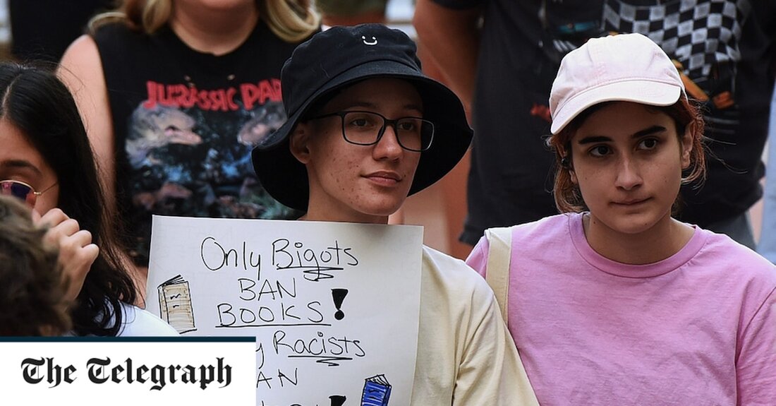 Penguin und eine führende Autorengruppe haben einen Schulbezirk in Florida verklagt, weil dieser gemäß dem umstrittenen „Don&#8217;t Say Gay“-Gesetz von Gouverneur Ron DeSantis Bibliotheksbücher entfernt hatte. Die Autorengruppe PEN America, zu deren Mitgliedern Sir Salman Rushdie gehört, und der Verleger Penguin Random House sagen, die Entfernung von zehn Büchern aus den Bibliotheksregalen verstoße gegen den Ersten Verfassungszusatz. Darunter sind Titel von Toni Morrison und Alice Sebold. In der Klage wurde festgestellt, dass der Schulbezirk Escambia County und seine Schulbehörde Bücher, die sich mit Rassen- oder LGBTQ+-Themen befassen, mit der Begründung einschränkten, dass sie gegen einen von Herrn DeSantis unterzeichneten Gesetzesentwurf &hellip;
