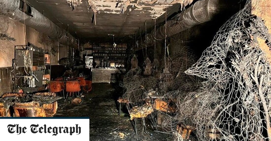 Zwei Menschen sind am Freitag in Madrid gestorben, nachdem ein Kellner ein Gericht flambiert und versehentlich ein Restaurant in Brand gesteckt hatte. Feuerwehrleute, die zum Restaurant Burro Canaglia im Zentrum der Stadt gerufen wurden, fanden eine Flammenwand vor, die den Eingang zum Lokal blockierte. Zwei Personen, darunter Berichten zufolge ein Mitarbeiter, wurden tot aufgefunden, und acht Personen wurden ins Krankenhaus eingeliefert, nachdem sie Rauch eingeatmet hatten. Das Feuer brach in der Nähe der Tür aus, was bedeutete, dass viele Menschen darin eingeschlossen waren, als Dekorationen, darunter viele Plastikpflanzen, schnell Feuer fingen. „Es scheint, als sei das Feuer ausgebrochen, als eine &hellip;
