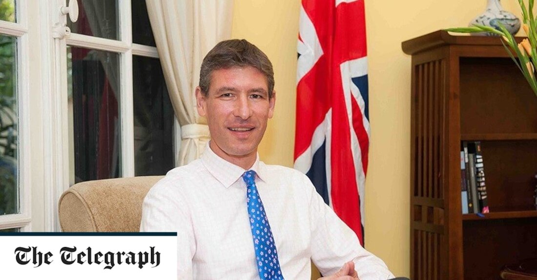 Der britische Botschafter im Sudan hat darauf bestanden, dass er „20 Stunden am Tag“ von seinem Haus in Wimbledon aus arbeite, nachdem bekannt wurde, dass er nicht in Khartum war, als die Kämpfe ausbrachen. Mindestens 2.000 britische Staatsangehörige bleiben im Sudan gestrandet, während die Gewalt im ganzen Land wütet. Giles Lever war über die Osterferien im Jahresurlaub, als im Sudan Kämpfe ausbrachen, wo die Regierung eine großangelegte Evakuierung koordiniert hat. Herr Lever bestand jedoch gegenüber der Daily Mail darauf, dass er drei Monate lang „solide an den Problemen im Sudan gearbeitet“ habe, bevor er in den Urlaub fuhr, und teilt &hellip;