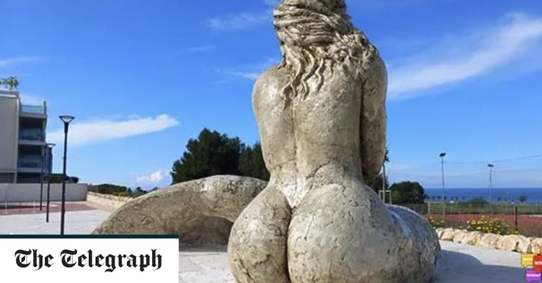 Eine Statue einer Meerjungfrau mit großen Brüsten und einem großzügigen Hintern hat in Italien für Furore gesorgt, wobei Kritiker sagten, sie sei zu sexuell, um sie öffentlich zu zeigen. Die Statue wurde im Ferienort Monopoli in Apulien, einer Region im äußersten Süden Italiens, enthüllt. Mit ihrem großen Gesäß und den fußballförmigen Brüsten ist die üppige Skulptur weit entfernt von der weltweit berühmtesten Darstellung einer Sirene – der kleinen Meerjungfrau-Statue in Kopenhagen, einer zart in Bronze gerenderten schlanken Figur. Im Gegensatz dazu hat die italienische Statue „zwei Silikon-T&#8211;s, die einen plastischen Chirurgen erröten lassen würden“, schrieb Tiziana Schiavarelli, eine lokale Schauspielerin, &hellip;