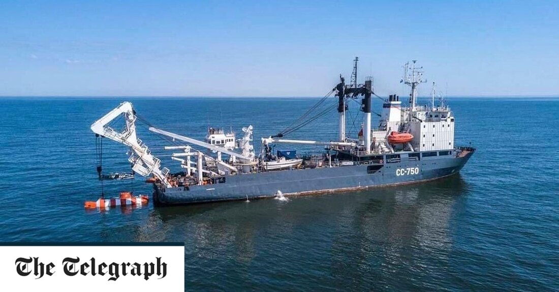 Einem neuen Bericht zufolge wurde ein russisches Schiff, das dafür bekannt ist, Tiefsee-U-Boote zu transportieren, Tage vor der Sabotage bei einer Tour durch die Nord Stream-Pipelines gesichtet. Das russische Marineschiff SS-750 wurde von einem dänischen Patrouillenboot östlich der Insel Bornholm in der Ostsee verfolgt, in der Nähe der beiden Orte der Explosionen, die die Pipelines funktionsunfähig machten. Das dänische Militär bestätigte, dass es am 22. September letzten Jahres 26 Fotos des russischen Schiffes gemacht hat, das über einen Kran und ein eigenes Mini-U-Boot verfügt, um Unterwasseroperationen durchzuführen. Das Mini-U-Boot AS-26 kann in Tiefen von bis zu 1.000 Metern operieren – &hellip;