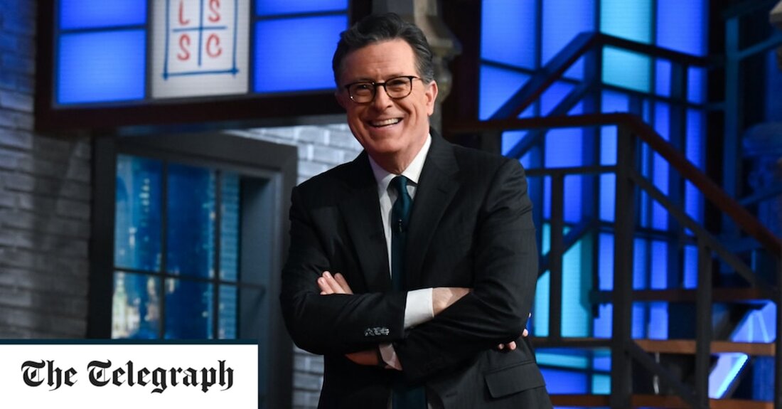 Einer der bekanntesten Late-Night-Fernsehmoderatoren Amerikas hat sich hinter Hollywoods beeindruckende Drehbuchautoren gestellt. Da der Streit einige der beliebtesten Programme Amerikas bedrohte, benutzte Stephen Colbert seinen Monolog zu Beginn seiner Show, um Solidarität zu bekunden. Es wird erwartet, dass der Streik, an dem mehr als 11.000 Schriftsteller beteiligt sind, eine Reihe von abendlichen Talkshows aus der Luft nehmen wird. Aber die Late Show mit Stephen Colbert wurde vorab aufgezeichnet, was bedeutete, dass sie am Montag wie gewohnt ausgestrahlt wurde. Colbert teilte zu Beginn der Sendung ein Foto mit seinen Autoren. „Alle, einschließlich mir selbst, hoffen, dass beide Seiten eine Einigung erzielen. &hellip;