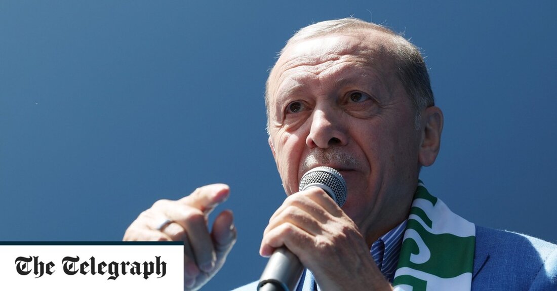 Recep Tayyip Erdogan, der Präsident der Türkei, startete vor den Wahlen am 14. Mai einen verbalen Angriff auf die Schwulengemeinschaft seines Landes, während er seine konservativen Referenzen hochspielte. Der dienstälteste Führer der Türkei kämpft unermüdlich, seit er sich letzte Woche von einem Gesundheitsrisiko erholt hat, das ihn drei Tage lang pausierte. Seit er in den Wahlkampf zurückgekehrt ist, hat er täglich Widerhaken gegen den Westen und die Unterstützung der Opposition für liberale Anliegen abgefeuert. Bei einer Kundgebung in der Schwarzmeerstadt Giresun am Donnerstag sagte Herr Erdogan zu den Unterstützern: „Wir sind gegen LGBT. „Die Familie ist uns heilig. Eine starke &hellip;