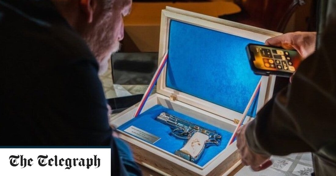 Der Präsident der Ukraine hat von seinem tschechischen Amtskollegen ein ungewöhnliches Geschenk erhalten – eine voll funktionsfähige goldene Pistole in limitierter Auflage. Petr Pavel, ein ehemaliger Spezialeinheitssoldat der tschechischen Armee, sagte, das Geschenk an Wolodymyr Selenskyj sei dazu da, den Heldenmut des ukrainischen Volkes in seinem Kampf gegen die russische Aggression zu feiern. Er überreichte die CZ 75-Pistole dem ukrainischen Führer, der seinen typischen olivgrünen Anzug trug, bei einem Treffen in Kiew. „Unsere Waffen haben der Ukraine von Anfang an in ihrem unbezwingbaren Kampf geholfen“, schrieb Präsident Pavel, ein entschiedener Befürworter von Waffenlieferungen an die Ukraine, auf Twitter. „Als Zeichen &hellip;