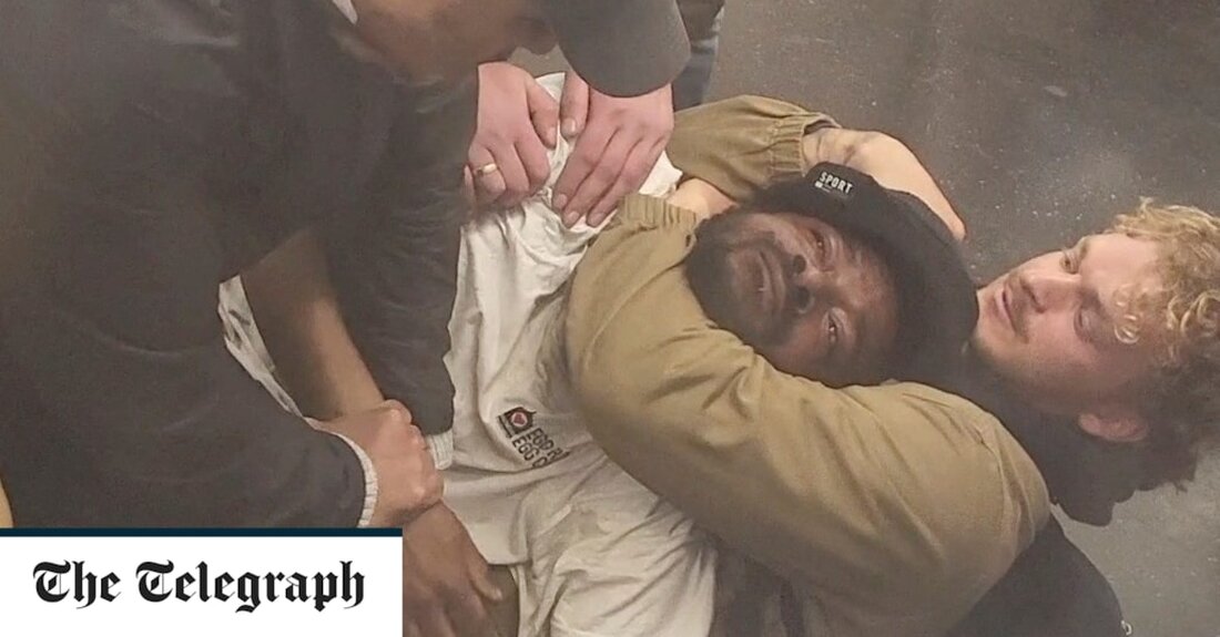 New Yorker Staatsanwälte werden einen US-Marine wegen des Todes eines Obdachlosen anklagen, der starb, nachdem er von einem Mitreisenden in einem Stadtzug im Würgegriff festgehalten wurde. Der Tod von Jordan Neely – einem 30-jährigen Mann, der oft Michael-Jackson-Songs in der U-Bahn vortrug – Anfang des Monats löste Empörung aus, als Aufnahmen von ihm auftauchten, wie er gefesselt wurde, nachdem er in den Waggon eingestiegen war und zu schreien begann, er sei so durstig und hungrig dass er lieber tot wäre. Der Gerichtsmediziner von New York City sagte, dass Herr Neely durch „Kompression“ des Halses getötet wurde, und stufte den Tod &hellip;