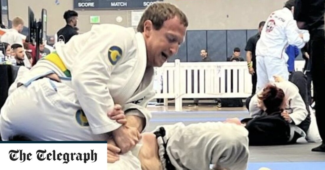 Mark Zuckerberg, der Facebook-Milliardär, hat Jiu-Jitsu-Fans verblüfft, indem er bei seinem allerersten Turnier Gold- und Silbermedaillen gewann. Der 38-Jährige, der Geschäftsführer von Meta, der Muttergesellschaft von Facebook und Instagram, ist, gewann Medaillen im Gi, wo die Kämpfer traditionelle, strapazierfähige Baumwollkleidung und einen Gürtel tragen, der ihre Rangordnung zeigt, und in den No-Gi-Disziplinen der Brasilianer Jiu-Jitsu. Herr Zuckerberg teilte seine Siege mit seinen 11 Millionen Followern auf Instagram, zusammen mit einer Diashow mit Bildern von ihm, wie er am Wochenende beim brasilianischen Jiu-Jitsu (BJJ)-Turnier in Redwood City, Kalifornien, antrat. „Ich habe an meinem ersten Jiu-Jitsu-Turnier teilgenommen und einige Medaillen für das &hellip;