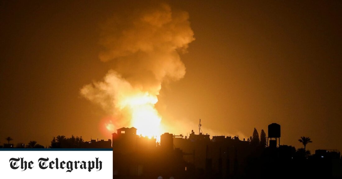 Israel tötete drei hochrangige Kommandeure des Islamischen Dschihad bei Luftangriffen auf Gaza und mindestens sechs Zivilisten, darunter Kinder, sagten palästinensische Beamte, als das israelische Militär sagte, es habe am Dienstag Luftangriffe gegen die militante Gruppe gestartet. Die Luftangriffe waren der jüngste Vorfall in mehr als einem Jahr zunehmender Gewalt, in der es zu wiederholten israelischen Militärangriffen und eskalierender Siedlergewalt im besetzten Westjordanland kam, inmitten einer Flut palästinensischer Straßenangriffe auf Israelis. Israels Militär sagte, es habe drei hochrangige Kommandeure des Islamischen Dschihad ins Visier genommen, der zweitmächtigsten bewaffneten Gruppe in der blockierten Küstenenklave, die von der islamistischen militanten Gruppe Hamas kontrolliert &hellip;