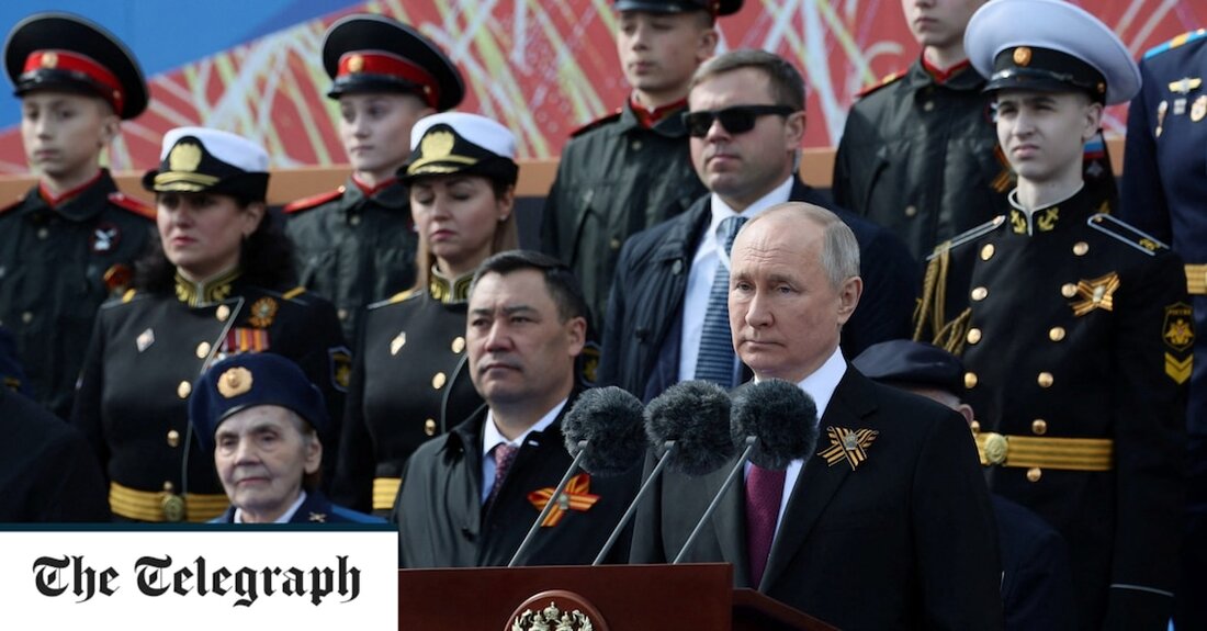 Wladimir Putin sah zu, wie ein einzelner Panzer aus dem Zweiten Weltkrieg im Rahmen einer verkleinerten Siegesparade durch Moskau rollte, bei der er behauptete, der Krieg sei gegen Russland entfesselt worden. Der T-34, ein 83 Jahre altes Relikt, hat traditionell die jährliche Demonstration militärischer Macht wegen seiner symbolischen Rolle bei der Unterstützung Russlands bei der Überwindung Nazideutschlands eröffnet. Der Panzer aus der Sowjetzeit wird jedoch normalerweise von moderneren Kampfmaschinen begleitet, um die militärische Macht Moskaus voll zur Geltung zu bringen. Westliche Analysten haben vermutet, dass die Entscheidung, die Parade zu begrenzen, wahrscheinlich getroffen wurde, um die Verluste zu verbergen, die &hellip;