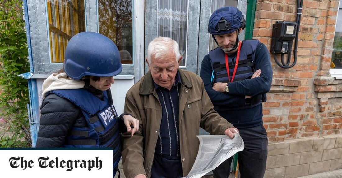 Als Svitlana Karpenko hörte, dass Russland in die Ukraine einmarschiert war, tat sie das Einzige, was eine Zeitungsredakteurin tun konnte. Sie stoppte die Pressen. „Wir hatten die Arbeit bereits fertiggestellt und die Korrekturabzüge zum Druck geschickt. Ich habe ihnen gesagt, sie sollen warten, und wir haben einfach versucht, das Ganze so schnell wie möglich neu zu schreiben“, sagte sie. „Und wir haben es geschafft.“ Mit aller Kraft und in der Art von adrenalingeladener Raserei, für die Zeitungsleute auf der ganzen Welt leben, brachten Frau Karpenko und ihre Mitarbeiter etwas heraus, das zu einer historischen Ausgabe geworden wäre. Aber es gelang &hellip;