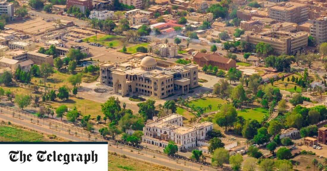 Der republikanische Palast im Sudan wurde bei intensiven Stadtkämpfen in Khartum beschädigt, wie Drohnenaufnahmen am Mittwoch enthüllten, während rivalisierende Militärs trotz laufender Friedensgespräche in Saudi-Arabien ihren Kampf um die Hauptstadt verschärften. Am Dienstagabend behaupteten die mächtigen paramilitärischen Rapid Support Forces (RSF), die sudanesische Armee habe „Luftangriffe auf den Republikanischen Palast gestartet, die zu dessen völliger Zerstörung geführt hätten“. Die Armee bestritt die Behauptung, während am Mittwoch vom sudanesischen Fotografen Abd Almohimen Sayed aufgenommene Drohnenbilder zeigten, dass der Palastkomplex beschädigt, aber intakt war. Der 2015 erbaute neue Republikanische Palast wies Schäden am Dach in der südwestlichen Ecke und Rauchschäden im obersten &hellip;