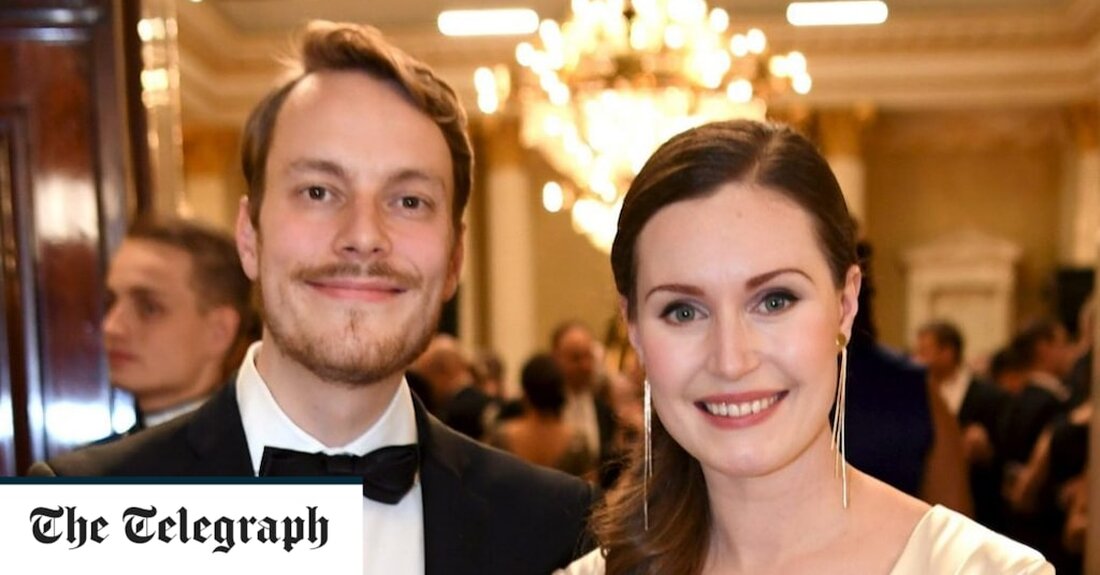 Sanna Marin, Finnlands Premierministerin, hat angekündigt, dass sie sich von ihrem 19-jährigen Partner scheiden lässt. Frau Marin heiratete Markus Räikkönen vor fast drei Jahren im August 2020 und das Paar, beide 37, hat eine fünfjährige Tochter Emma Amalia. „Gemeinsam haben wir die Scheidung eingereicht. „Wir sind dankbar für die 19 gemeinsamen Jahre und für unsere geliebte Tochter“, schrieb Frau Marin auf Instagram über eine Beziehung, die begann, als sie beide 18 Jahre alt waren. „Wir sind immer noch beste Freunde, stehen einander nahe und lieben Eltern. Auch in Zukunft werden wir Zeit als Familie und miteinander verbringen. Wir wünschen Ihnen, &hellip;