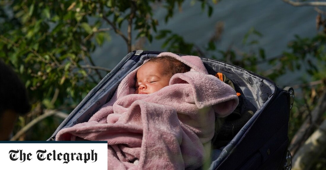 Zehntausende Migranten strömten Stunden vor der Aufhebung von Trumps strenger Einwanderungspolitik über die US-Grenze. Die Aufhebung von Titel 42, den die republikanische Regierung zu Beginn der Pandemie eingeführt hatte, bedeutet, dass Migranten bessere Chancen haben, in Amerika zu bleiben, da es nicht mehr möglich sein wird, sie im Rahmen der öffentlichen Gesundheitspolitik schnell abzuschieben. Die Entfernung bedeutet, dass Antragsteller während der Bearbeitung ihres Antrags im Land bleiben dürfen, was Jahre dauern kann. Es wird geschätzt, dass nach der Aufhebung am Donnerstag täglich bis zu 13.000 Migranten über die Grenzen strömen werden. Am Mittwochabend standen Tausende von Migranten an der mexikanischen &hellip;